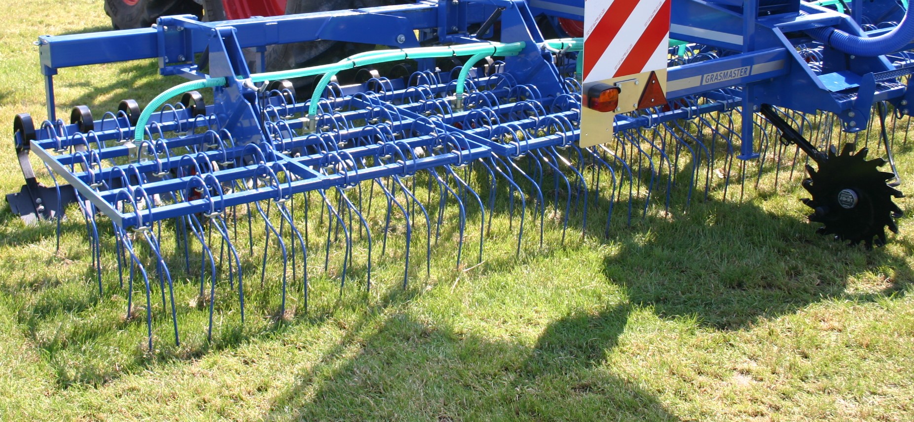 Sursemis de prairie avec herse étrille